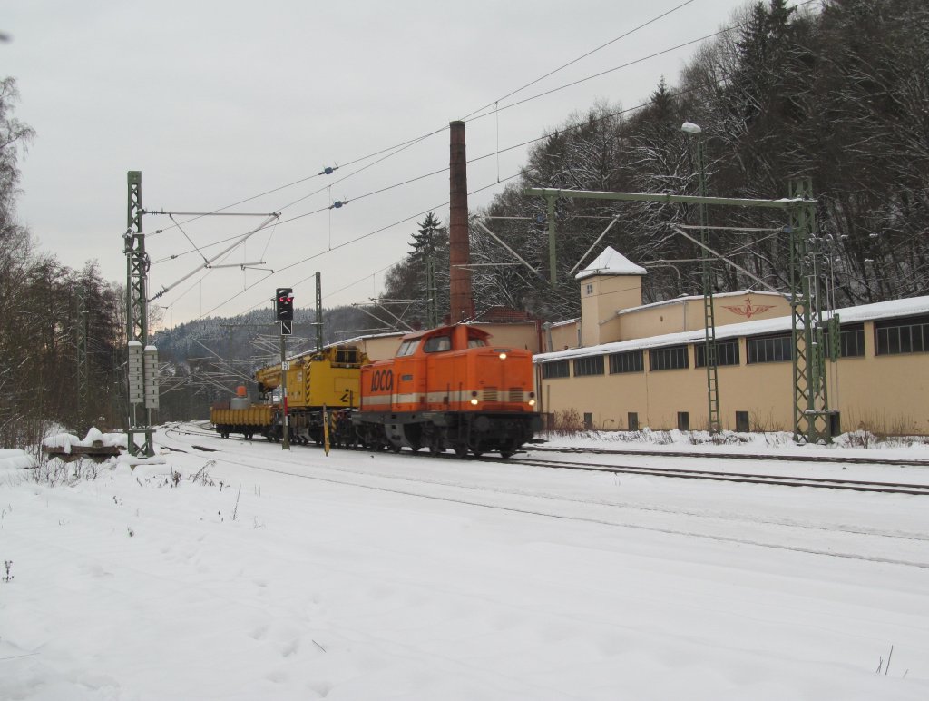 Eine Locon V100 zieht am 13. Dezember 2012 den DBV 92238 (Reutlingen - Leipzig Plagwitz) durch Kronach.