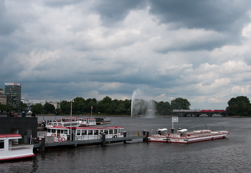 Eine Lok der Baureihe 120 zieht am 28. August 2011 eine 101 mit einem Intercity ber die Hamburger Lombardsbrcke.