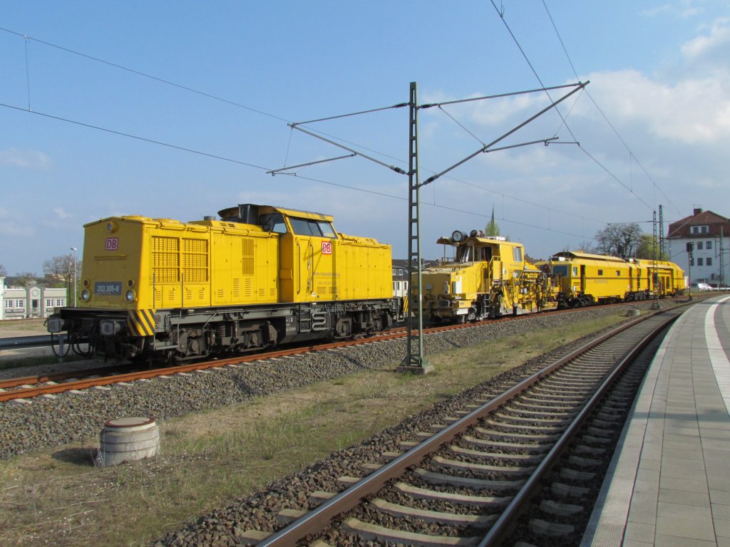 Eine Lok der Baureihe 203 von DB Netz und ein weiterer Arbeitszug im Bahnhof von Schwerin HBF am 17.04.2011