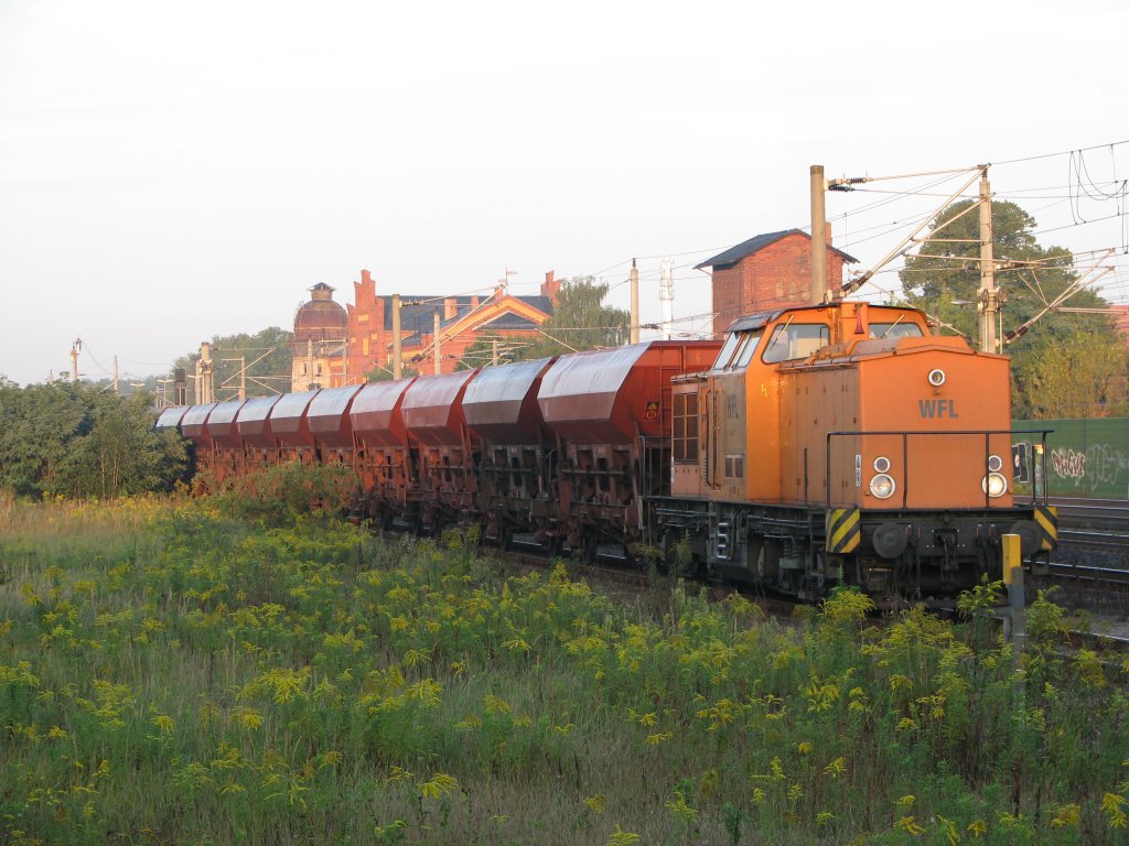 Eine Lok der Baureihe V 100  der WFL rangiert im Bahnhof von Rathenow einen Schotterzug am 12.09.2010