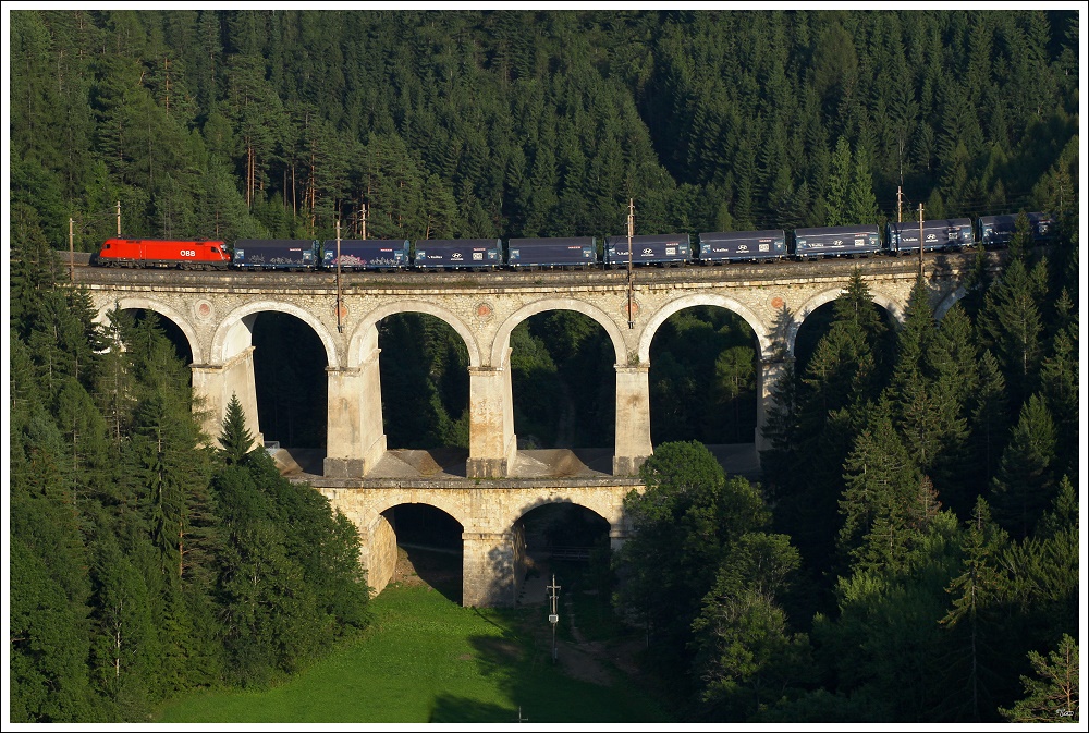 Eine Lok der BR 1116 zieht einen Stahlzug, bestehend aus Shimmns Wagen ber die Kalte Rinne nahe Breitenstein. 
21.08.2010