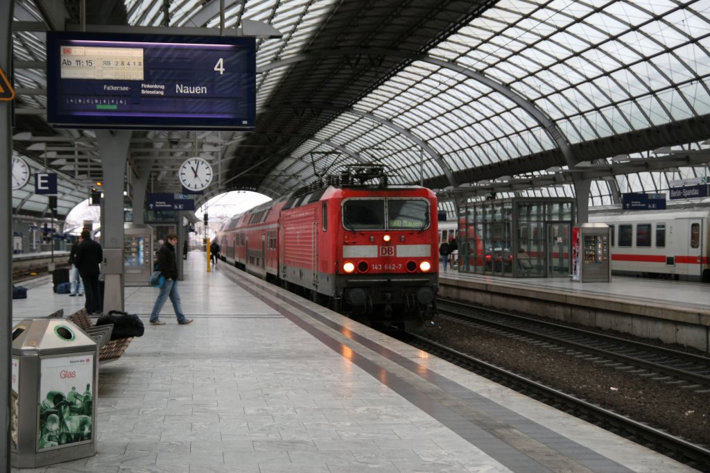 Eine Lok der Br 143 fhrt am 03.12.2007 mi ihrer Regionalbahn nach Nauen in den Bahnhof Berlin Spandau ein.