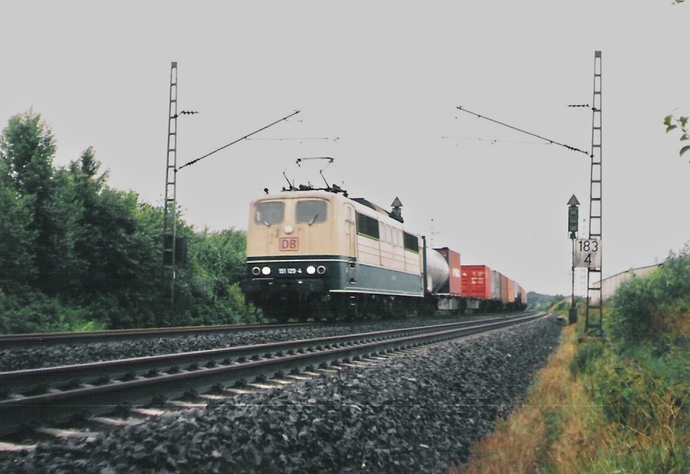 Eine Lok der BR 151 129-4 mit einem G�terzug in Barnstorf auf der Fahrt Richtung Bremen.09.2002.Scann.