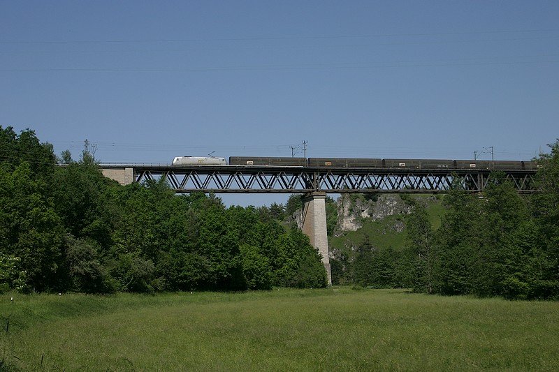 Eine Lok der Br-185 der PCT/Altmann mit einem Autotransport auf der Laberbr�cke in Beratzhausen.(KBS 880,11.06.2010)