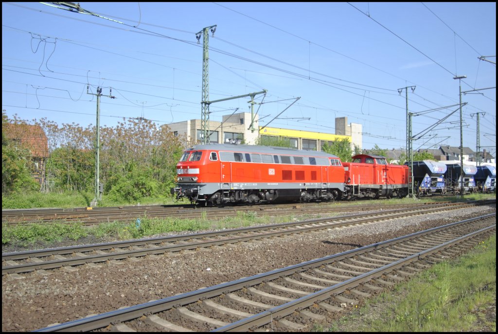 Eine Lok der BR 218, und eine 212, fahren am 21.05.2010, durch Lehrte.