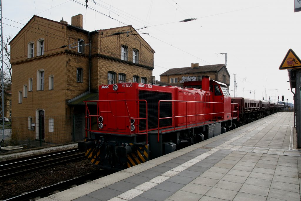 Eine Lok der BR G 1206 rangiert im Bahnhof von Michendorf ihren Gterzug am 15.03.2008