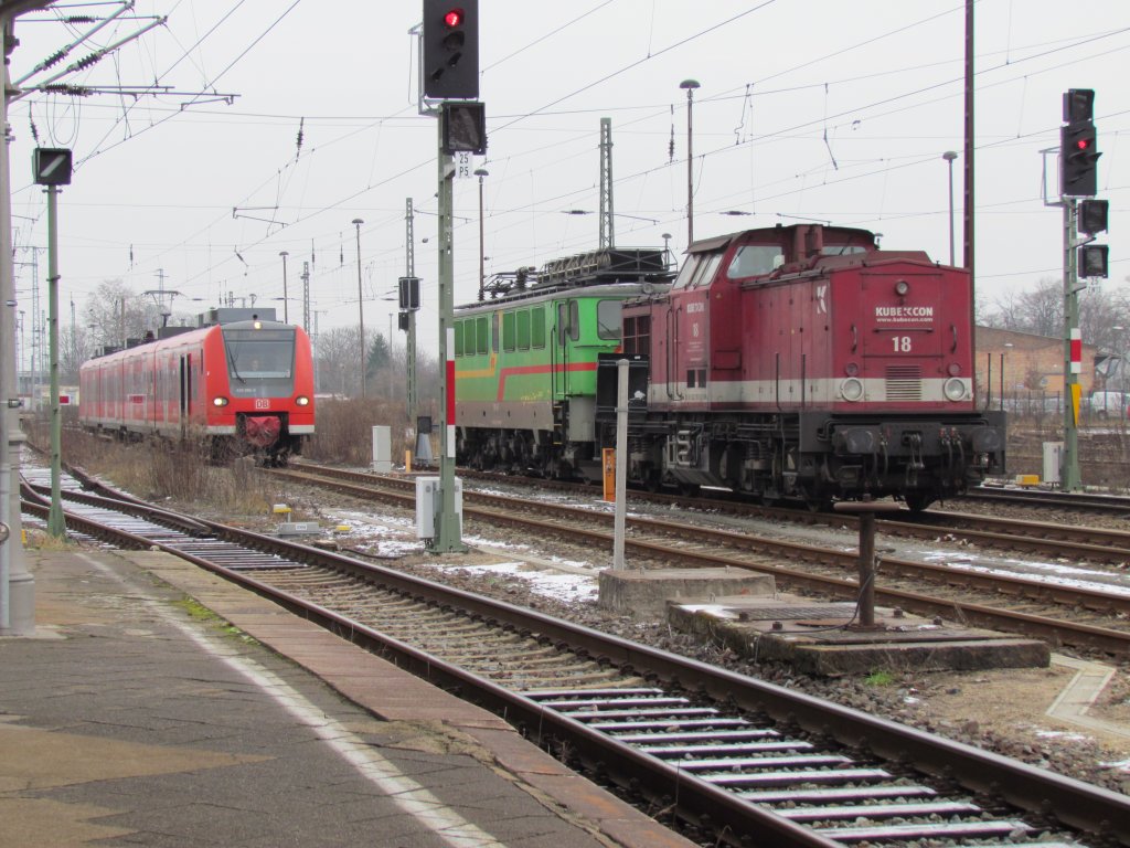 Eine Lok der BR V100 und eine ehemalige Lok der BR E11 der DR am 12.02.2011 in Stendal
