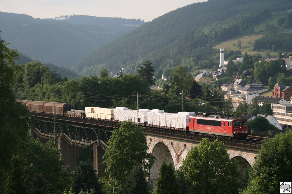 Eine Lokomotive der Baureihe 155 zieht einen gemischten Gterzug am 30. Juni 2010 ber das Trogenbachviadukt in Ludwigstadt (Landkreis Kronach) die Nordrampe der Frankenwaldbahn hinauf.
