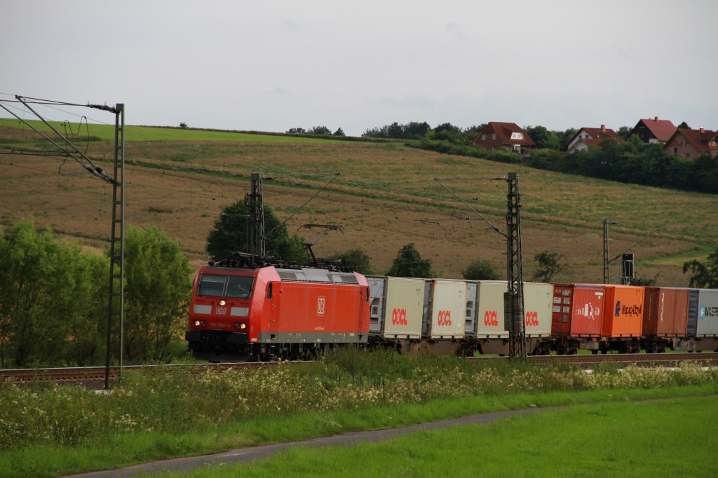 Eine Lokomotive der Baureihe 185 der DB Schenker Rail Deutschland AG in Richtung Kassel bei Melsungen.
