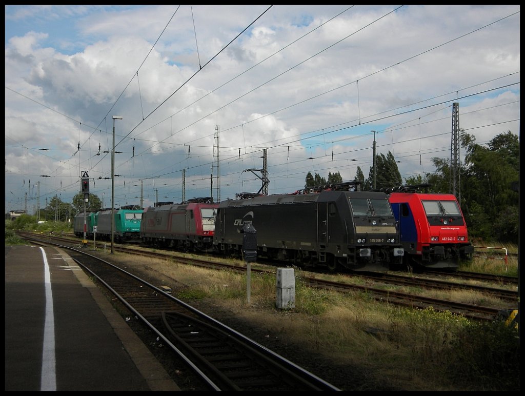 Eine Lokparrade in Krefeld Hbf, mit diversen 185ern