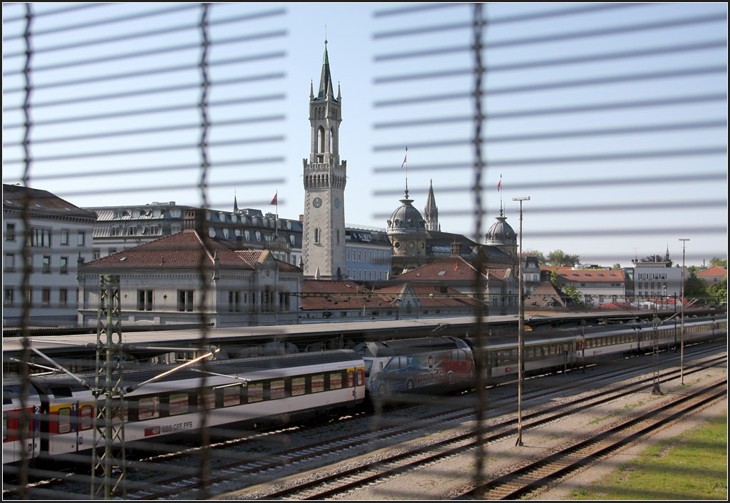 Eine Lücke für den Turm - 

Bahnhof Konstanz vom Steg aus gesehen. 

17.06.2013 (M)