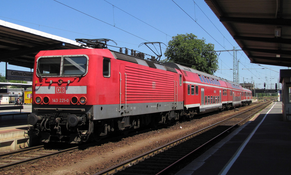  Eine Magdeburgerin zu Diensten in Cottbus!  - Hier fhrt 143 221-0 mit der RB43 nach Falkenberg(Elster) aus dem Cottbuser Hbf raus. Als Steuerwagen dient ausnahmsweise ein Wittenberger Steuerwagen. 29.06.2011