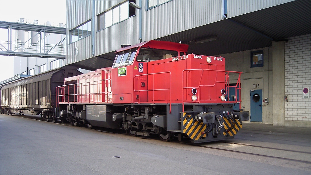 Eine MaK G 1206 beim Rangieren im Hafengebiet Kehl, 24.3.11