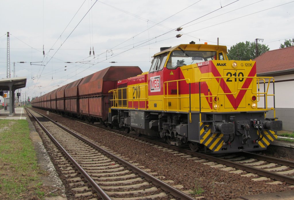 Eine MaK G 1206 der MEG wartet am 01. Juli 2012 mit einem Kohlezug auf die berholung durch einen ICE in Grokorbetha.