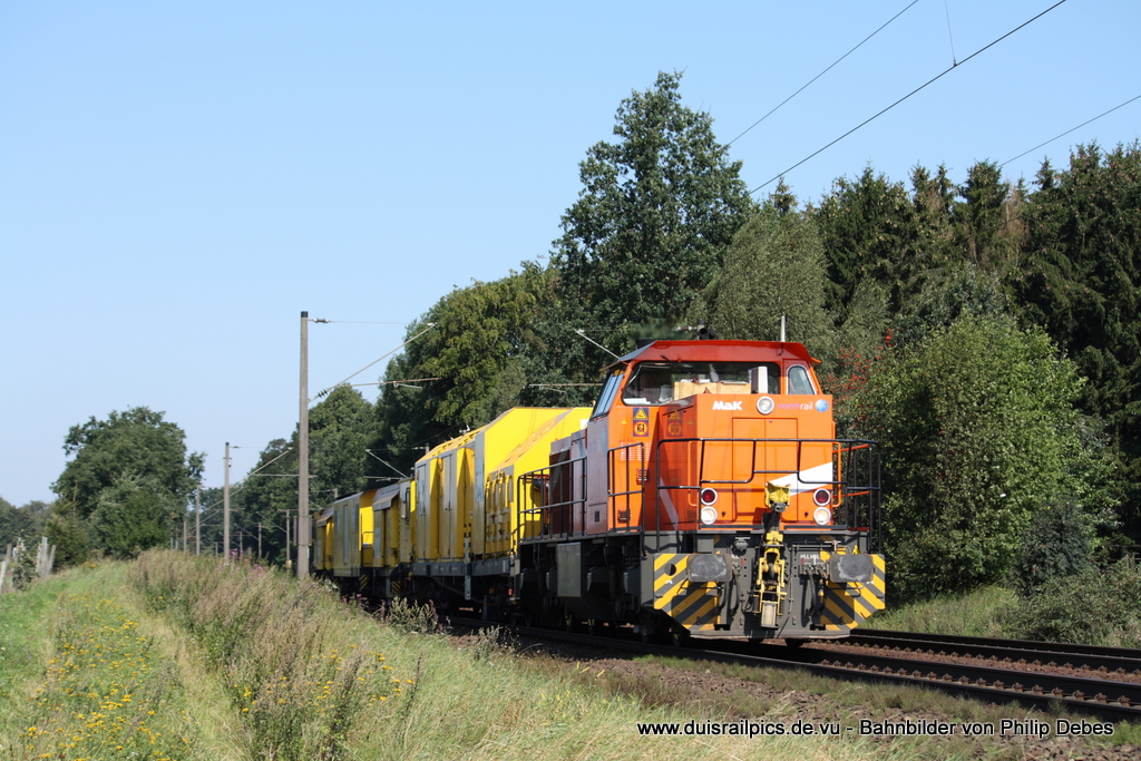 Eine MaK G 1206 von Northrail fhrt am 20. August 2011 um 10:56 Uhr mit einem Bauzug durch Reindorf