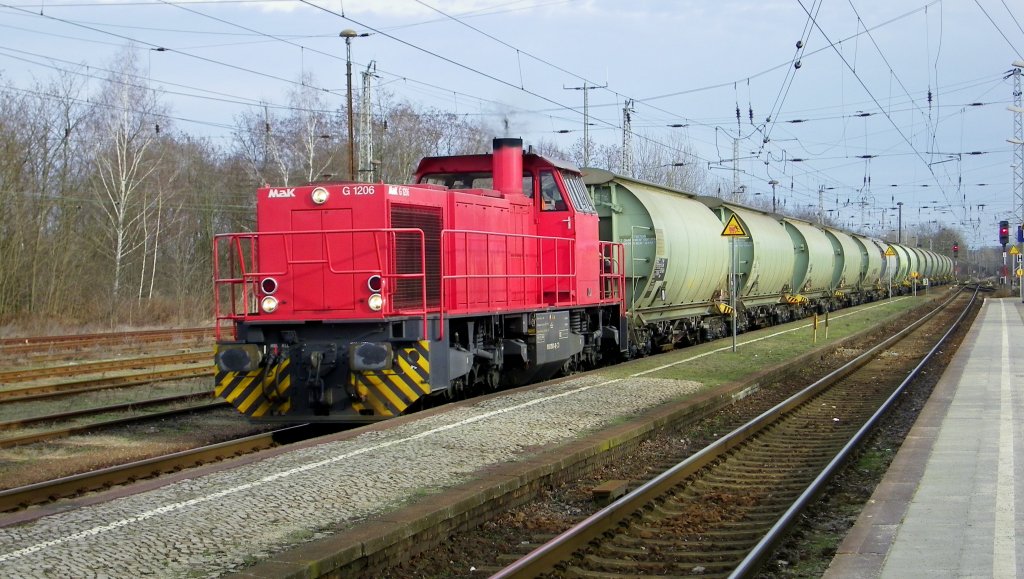 eine Mak G 1206 zieht einen Staubzug durch Elsterwerda-Biehla Richtung Falkenberg (31.01.2013)