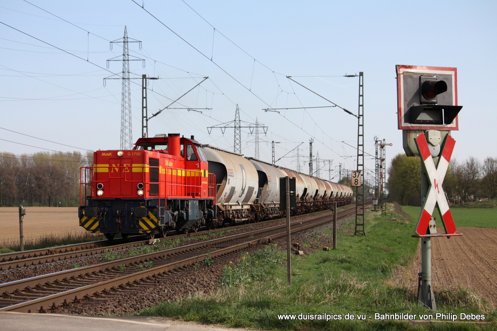 Eine MaK G 1700 der Neusser Eisenbahn fhrt am 2. April 2011 um 15:58 Uhr mit einem Gterzug durch Kaarst