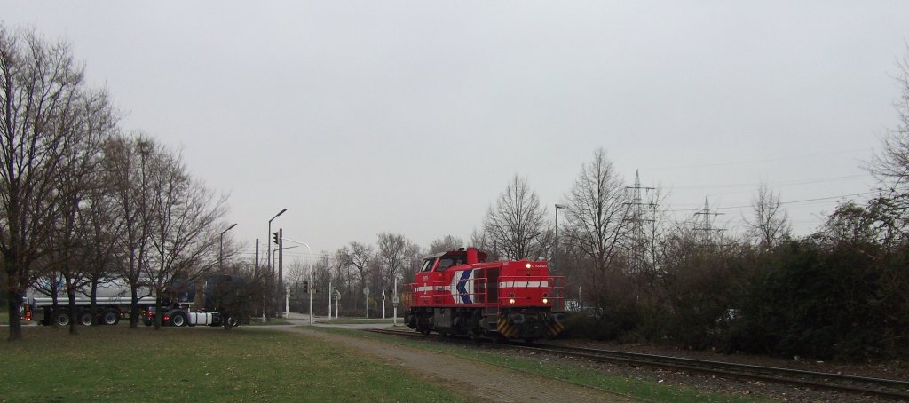 Eine MaK G1000 BB der HGK kommt gerade aus dem Bereich des Ludwigshafener Rheinhafens in dem sich die Raffinerie und das Container-Terminal befinden. Sie brachte zuvor Kesselwagen in die Raffinerie und fhrt nun, nachdem sie die Straenbahnschienen und eine Hauptstrae berquert hat, Richtung Ludwigshafen-Mundenheim um die Hauptstrecke Kaiserslautern-Mannheim zu erreichen. 17.03.2011