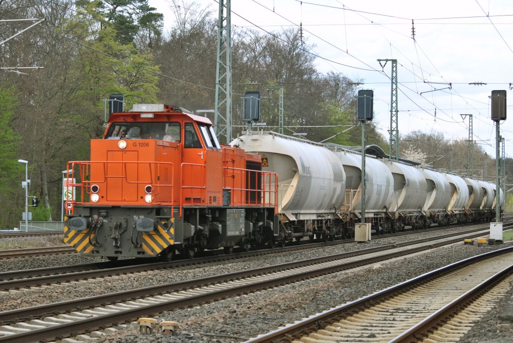 Eine Mak G1206 mit dem Namen  Mathias  von North Rail durchfhrt am 15.04.2011 den Bahnhof von Dreieich-Buchschlag.