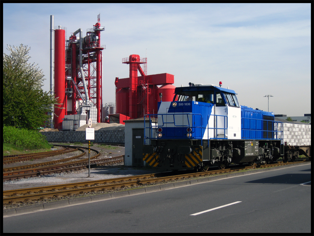 Eine MaK G1206 der WLS drckt einen Zug zum Autoverladezentrum im Neusser Hafen.