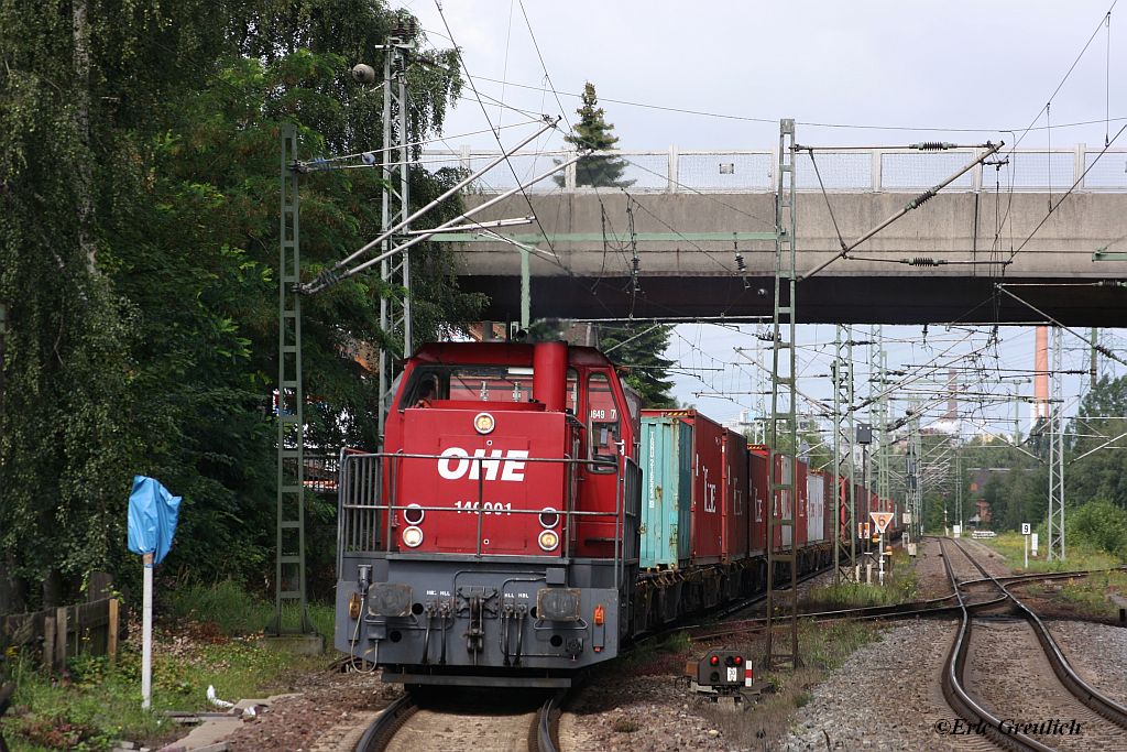 Eine MaK der OHE mit einem Containerzug am 10.08.2011 in Hamburg Unterelbe.