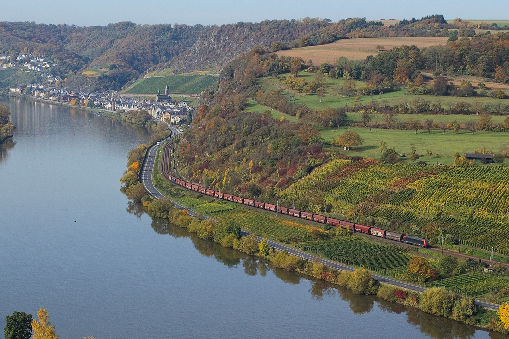 Eine mal nicht blaue TRAXX der NIAG prsentiert sich einem Gz an der Mosel am 20.10.2012