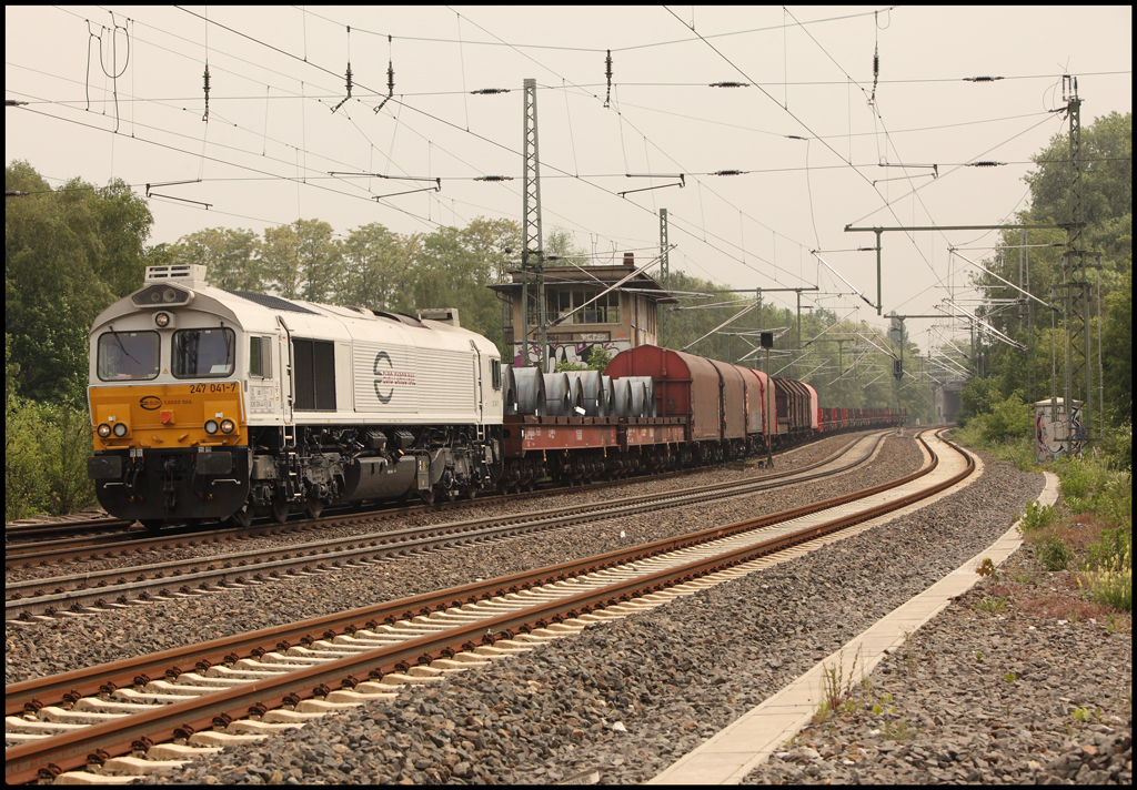 Eine meiner neuen Lieblingsbaureihen ist die 247er geworden. Hier schleppt 247 041 einen teilweise leeren Stahlzug zurck in Richtung Duisburg. (19.05.2011)