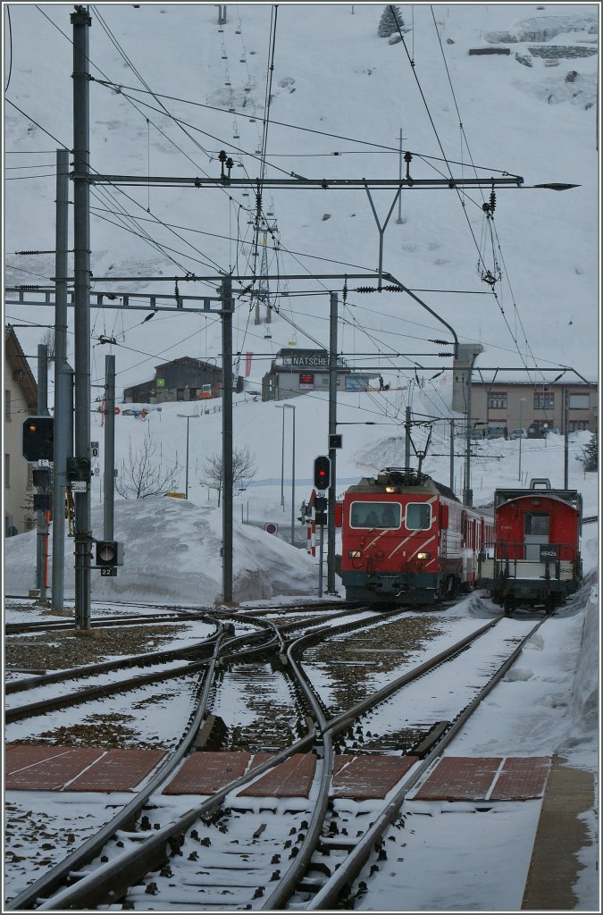 Eine MGB HGe 4/4 erreicht mit ihrem Regionalzug 827 von Disentis Andermatt.
15. Mrz 2013