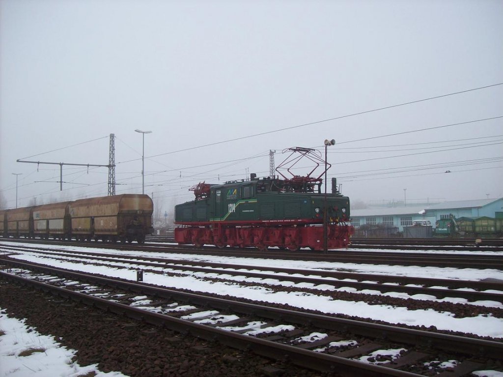 Eine MIBRAG EL 2 1214 fhrt an den leeren kohlependel aus Mumsdorf in Profen um ihn zur Beladung zu bringen 20.01.2010