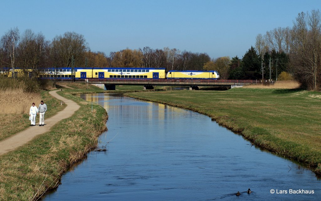 Eine mir leider unbekannt gebliebene 146 zieht am 25.03.12 einen Metronom nach Uelzen ber die Luhebrcke von Winsen. 