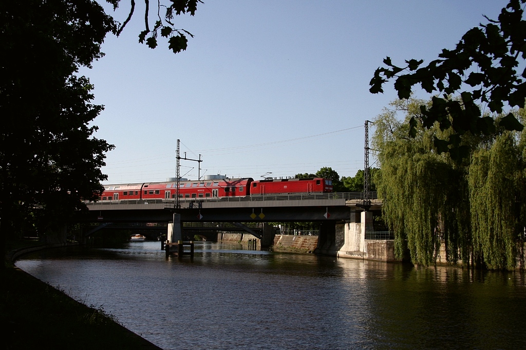 Eine mir Unbekannte 143er mit einer RB in Berlin, bei S-Bf Bellevue am 01.05.2009