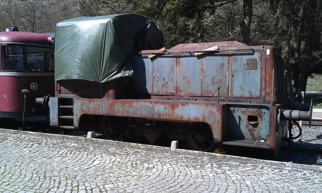 Eine mir unbekannte Diesel-Kleinlok steht am 28.04.2012 im Bahnhof Drrenwaid abgestellt. 