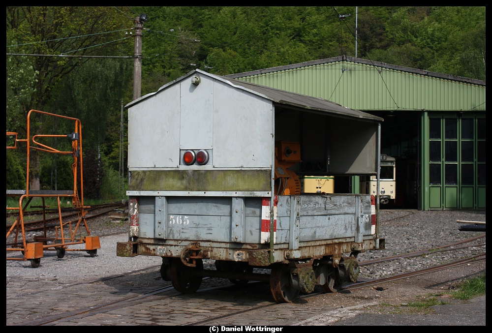 Eine mit einem Generator beladenen Lore zeigt sich am 15.05. der Fotografenmeute im  Betriebshof  der Bergischen Museumsbahn.