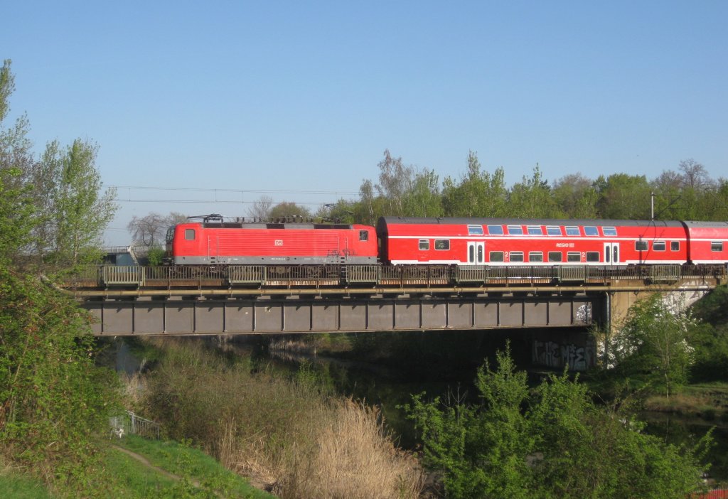 Eine mit  LOK  beschmierte 143 berfhrt am 16.04.11 mit einer RB nach Weienfels die Saale-Elster-Brcke in L-Rckmarsdorf. 