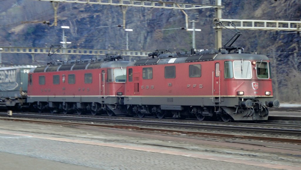 Eine moderne, mit ETCS ausgerstete, Re 10/10 durchfhrt am 12.03.2010 den Bahnhof Biasca. Zugloks sind die Re 4/4  11291 und die Re 6/6 11666  Stein am Rhein 
