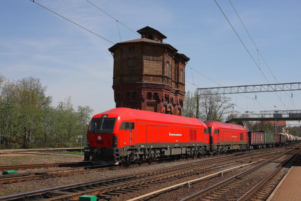 Eine moderne Siemens Doppeltraktion fhrt am 29.4.2012 am Wasserturm
des Bahnhof Kaisyadoris in Litauen vorbei. Es fhrt Lok ER20 032.
Der Zug verlsst im Bahnhof Kaisyadoris die Strecke Vilnius - Kaunas
und biegt gerade nach Norden in Richtung Klaipeda / Lettland ab.