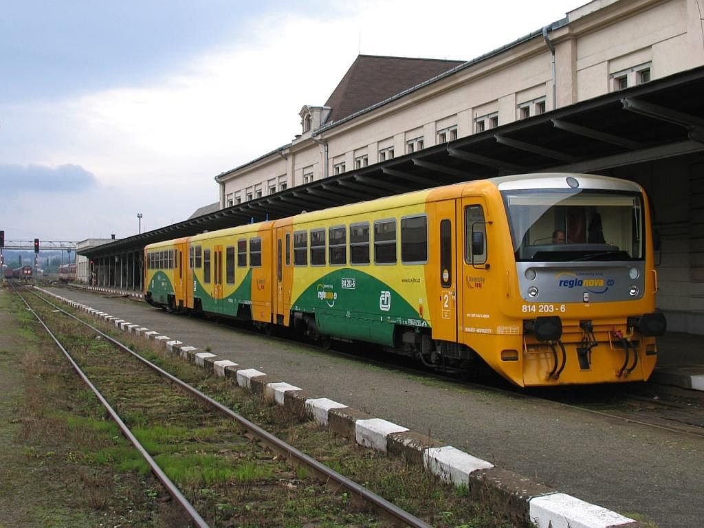 Eine moderne Triebwagen (814 204-4/814 203-6) auf Bahnhof Liberec am 13-7-2007. 