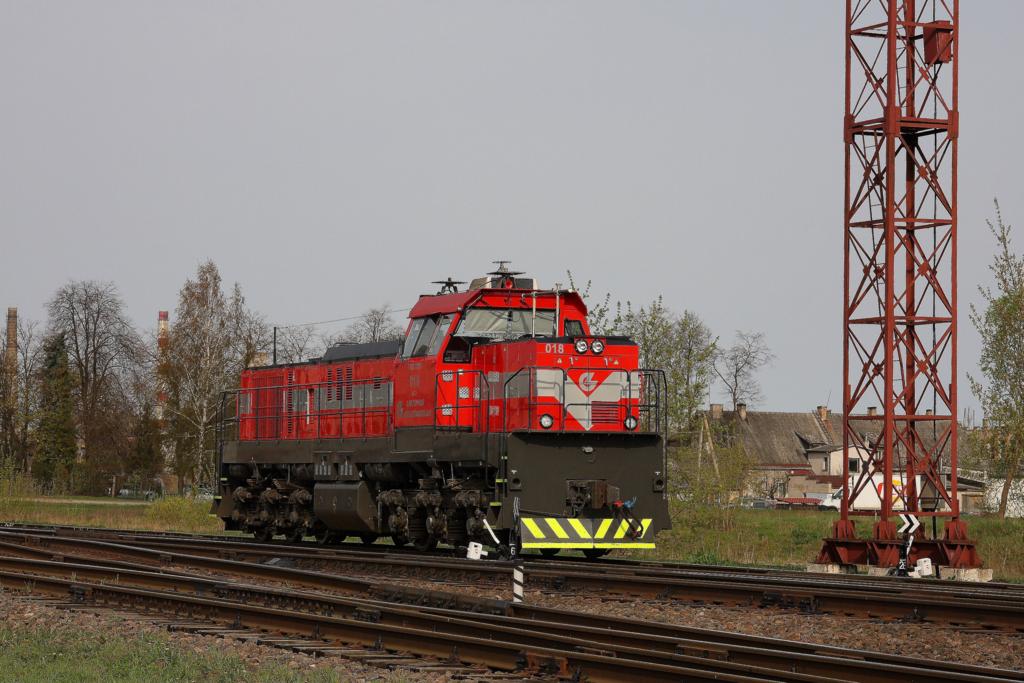 Eine modernisierte TEM TMH 018 sechsachsige Rangierlok stand am
30.4.2012 im Gleisvorfeld des Bahnhofs Panevezys und wartete auf ihren
nchsten Einsatz.