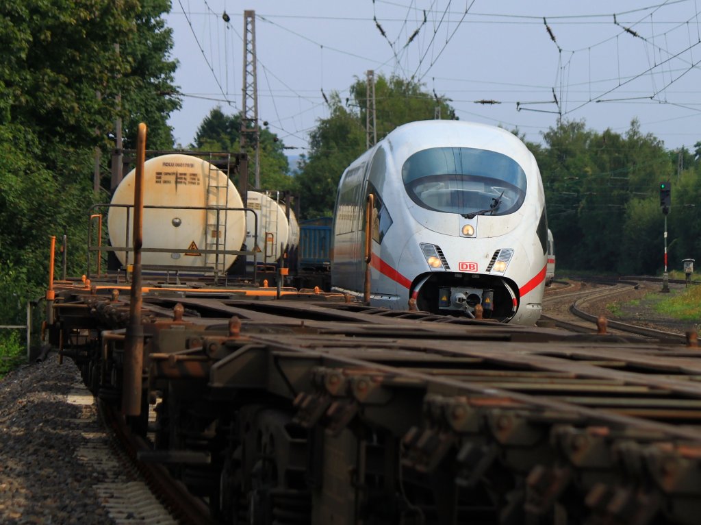 Eine Momentaufnahme am 21.08.2012 im Eschweiler Hbf. 145 014-7 steht mit einem Containerzug vor dem roten Ausfahrtsignal auf Gleis 1 um ICE 14 Frankfurt/Main - Bruxelles-Midi durchzulassen.