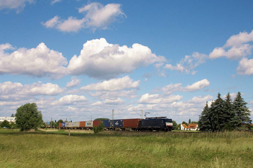 Eine MRCE ES 64 F4 zieht am 09.06.'12 einen Containerzug ostwrts durch Emmerke
