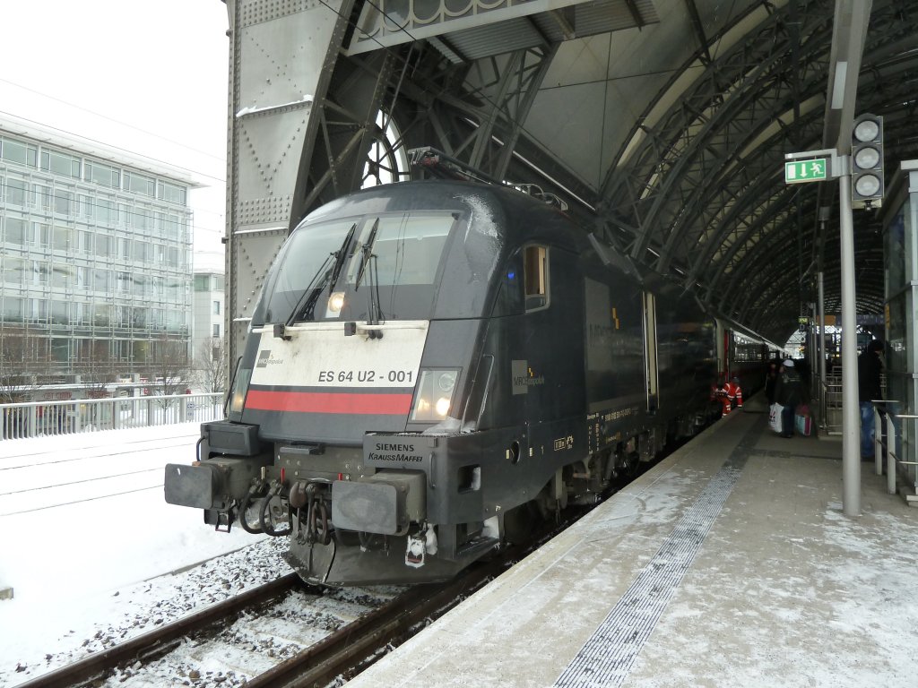 Eine MRCE ES 64 U2-001 stand als EC 175 nach Budapest-Keleti pu im Hauptbahnhof.