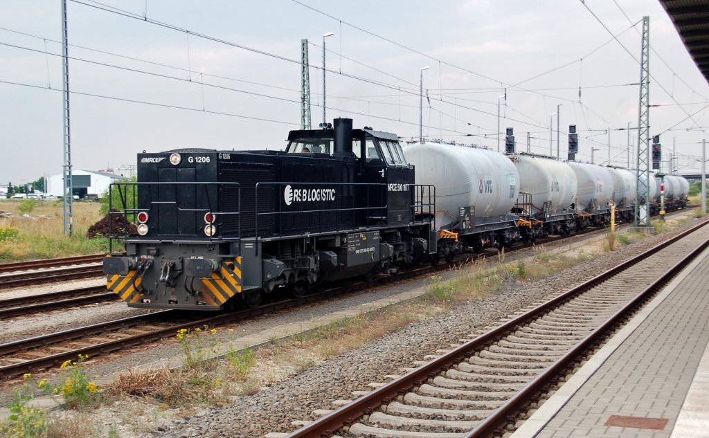 Eine MRCE-G 1206, vermietet an RSB Logistic, zieht am 05.07.10 einen Gterzug am Bitterfelder Bahnhof vorbei Richtung Halle/Leipzig.