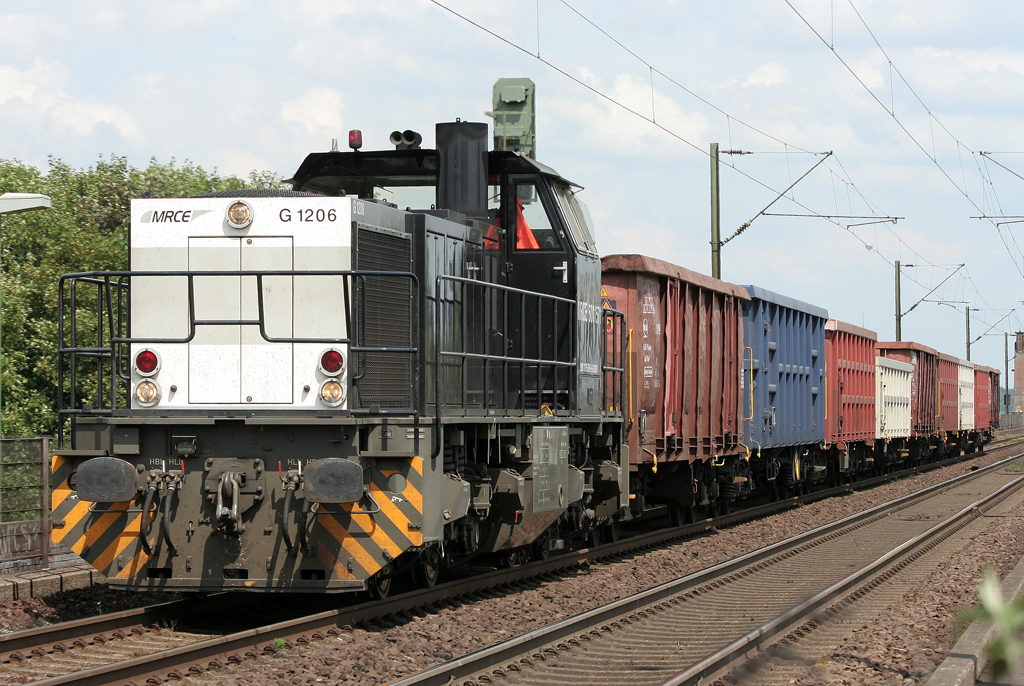 Eine MRCE G1206 zieht einen Gz ber die Rheinbrcke Richtung Rheinhausen am 07.07.2011