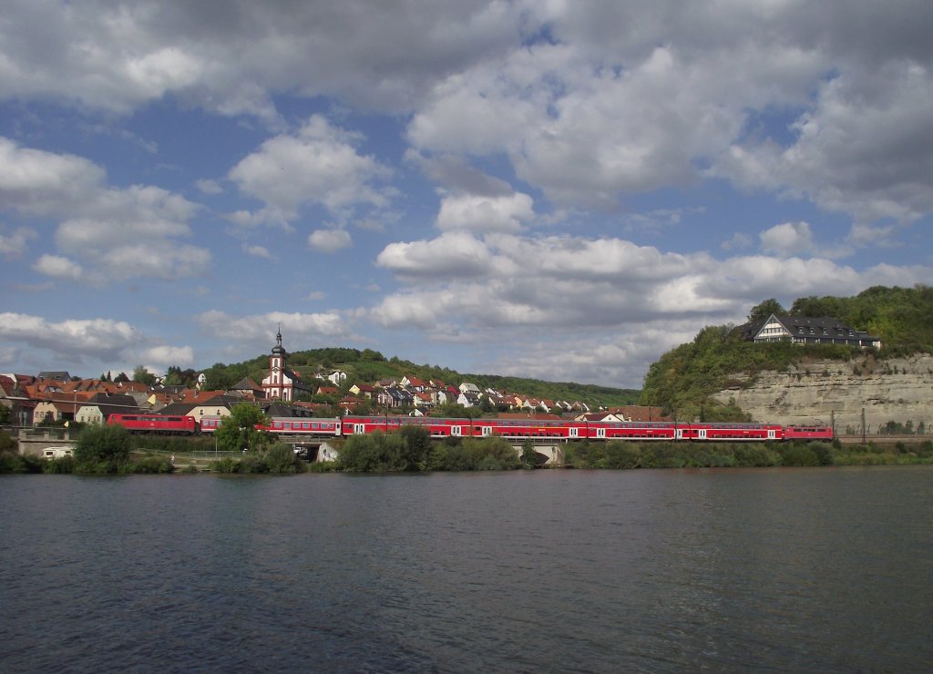 Eine Mnchener DoSto Garnitur ist am 30. August 2011 im 111er Sandwich als RE nach Frankfurt am Main bei Retzbach unterwegs.