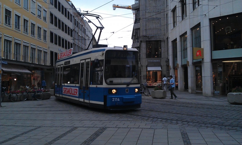Eine Mnchner Straenbahn nach Pasing durchfhrt am 03.07.2012 die Innenstadt in der Nhe der Residenz. 
