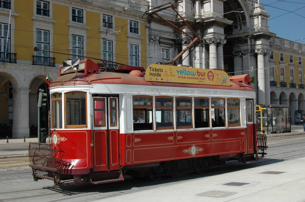 Eine Museumsstraenbahn vor dem Placa do Comercio gesehen in Lissabon/Portugal am 16.05.2010 