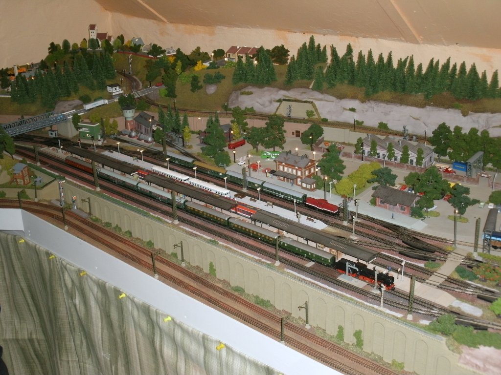 Eine N-Anlage mit viel Betrieb konnte man,am 29.Dezember 2012,bei der Modellbahnausstellung in Sassnitz sehen.