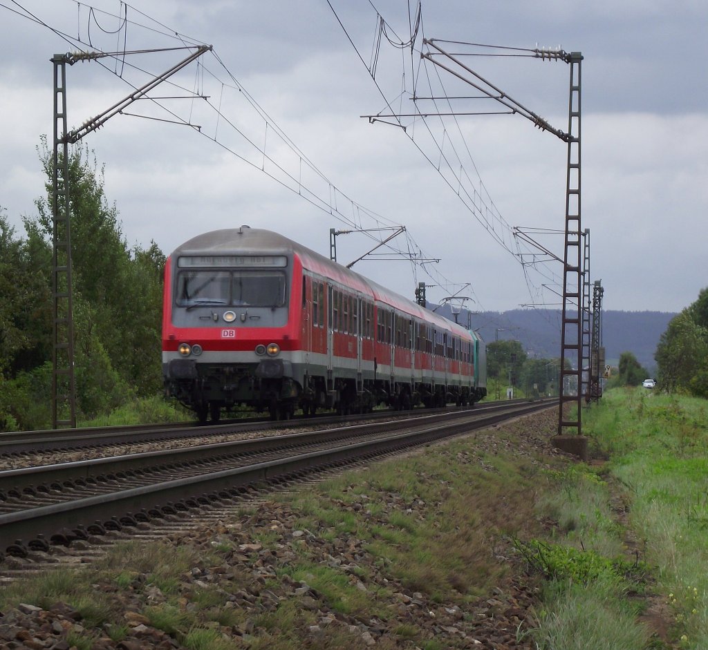 Eine n-Wagen Garnitur ist am 8. September 2011 mit schiebender 185 als S3 nach Nrnberg Hbf bei Plling unterwegs.