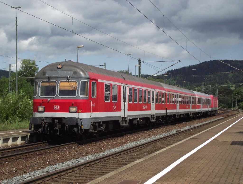 Eine n-Wagen Garnitur hat am 8. August 2011 soeben als RB aus Hochstadt-Marktzeuln den Endbahnhof Pressig-Rothenkirchen auf Gleis 4 erreicht und wird sich nun in Krze als Leerreise auf den Weg nach Kronach machen.