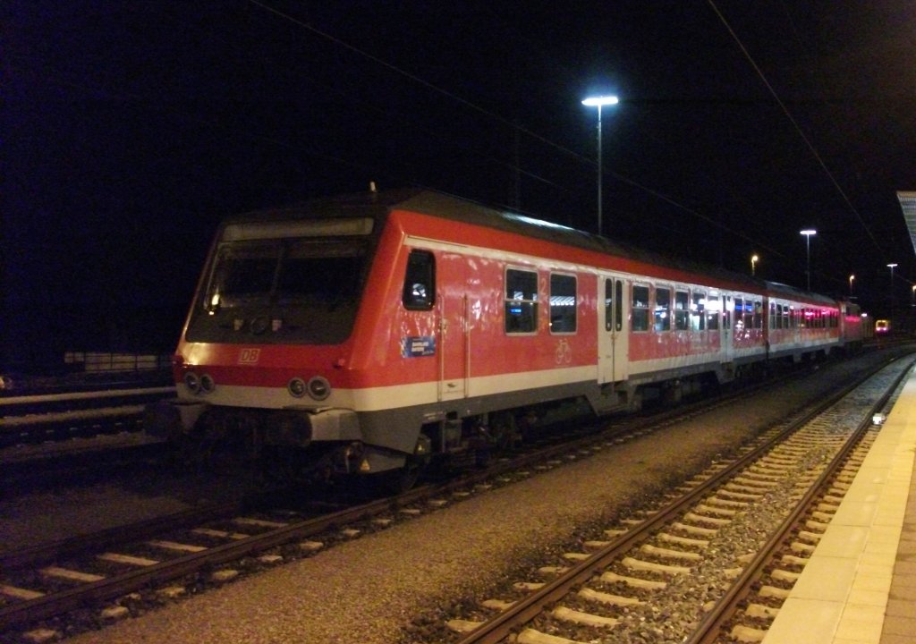 Eine n-Wagen Garnitur mit 80-34 139 Bnrdzf 483.0 an der Spitze steht am 06.August 2013 abgestellt in Lichtenfels.